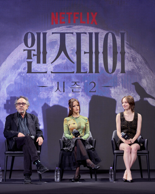 (L to R) Tim Burton, Jenna Ortega, Emma Myers