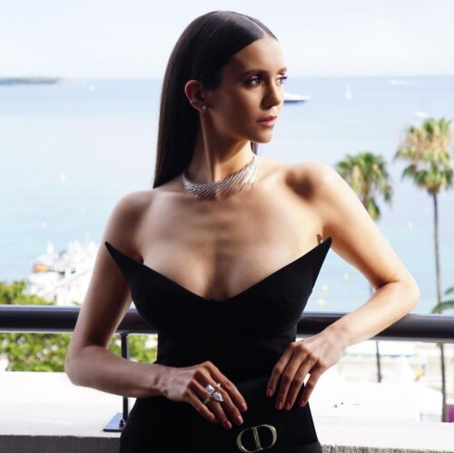 Nina Dobrev Cleavage 4 768x767ab5aaf9f1ffc7916