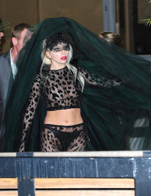 OPTIC_LADY_GAGA_LEAVING_ITV_STUDIOS_LON_12_05_11_01bb5c3fc7714fa1f9.jpeg