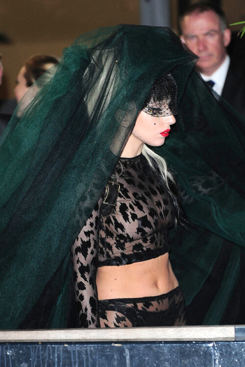 OPTIC_LADY_GAGA_LEAVING_ITV_STUDIOS_LON_12_05_11_04d22a8ff8b50a370e.jpeg