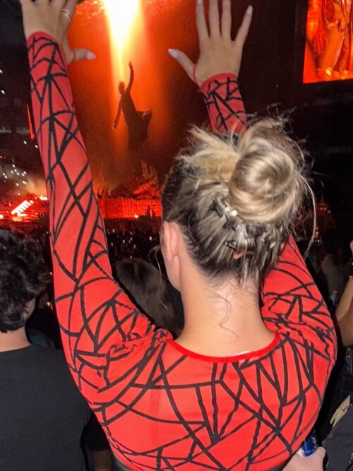 Packed house putting on a show. 6946f0973ec83dacd