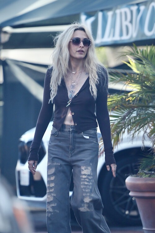 Paris_Jackson_out_in_Malibu_06-18-20250001a95b5f0adb3ec5aa