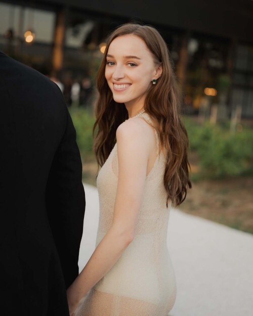 Phoebe Dynevor R0012d193a851f69c89f