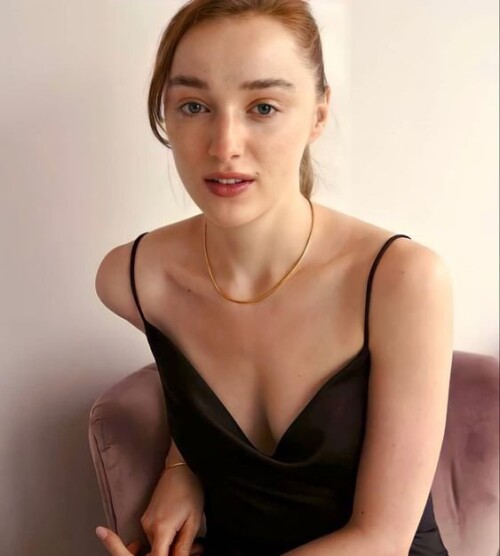 Phoebe Dynevor R0060ee0d88b6ba88b77