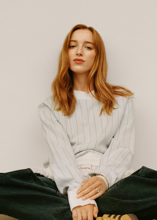 Phoebe-Dynevor-R015f1fc926c4fbb3a3a