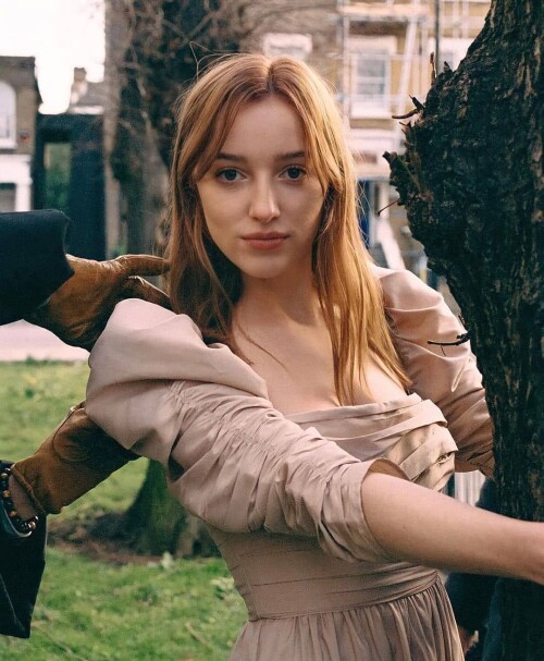 Phoebe Dynevor R024402106bce4c1cba9