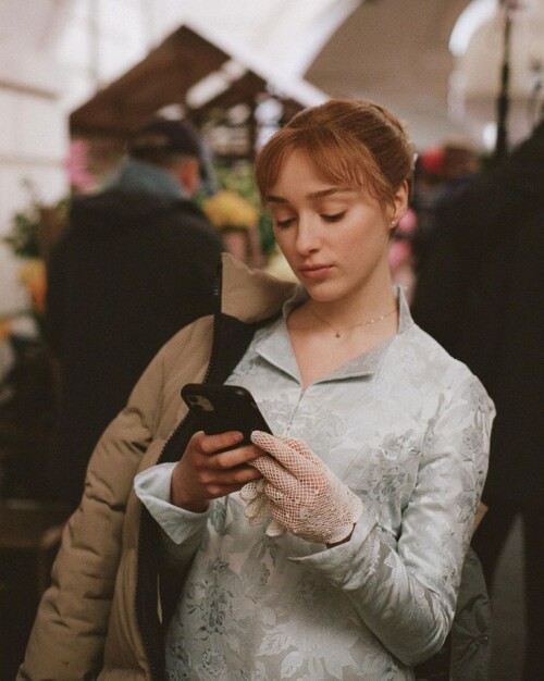 Phoebe Dynevor R03164887b16ce3e2515