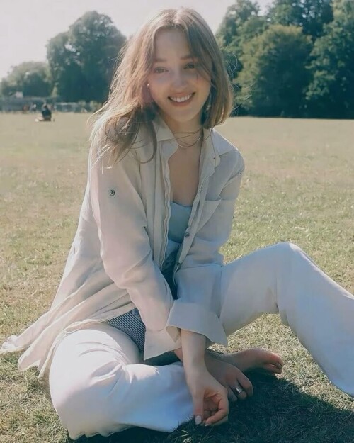 Phoebe Dynevor R03245fc63a49e96288e