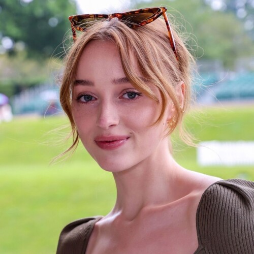 Phoebe Dynevor R041decb8cee645991eb