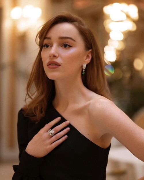 Phoebe Dynevor R042932bbc38c8ee904c