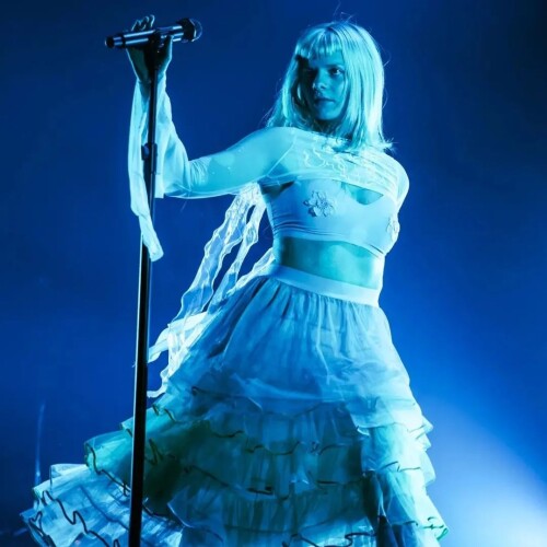 Photo by Aurora Fanpage Costa Rica on September 19 2024. May be an image of 1 person and concert.fd3