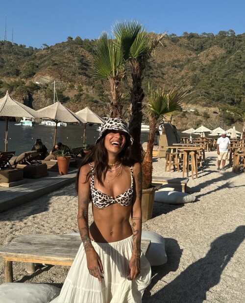 Photo by Pelinay Igit on June 09 2024. May be an image of 2 people towel parasol sarong headscarf he