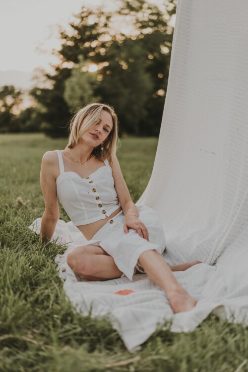 Picnic-Photoshoot-with-Handmade-Jewelry-769d6d4499a5ff17c.jpeg