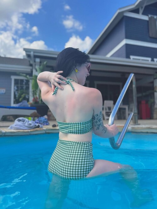 Pool and dogs 1731537e4e9cb2543