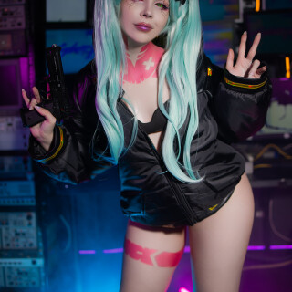 Rebecca-HQ-1aef1c91bc07e0412