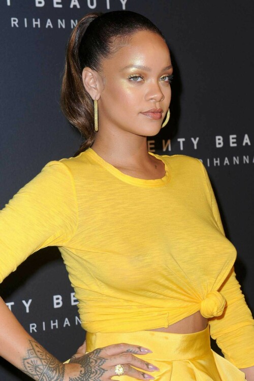 Rihanna Braless 114
