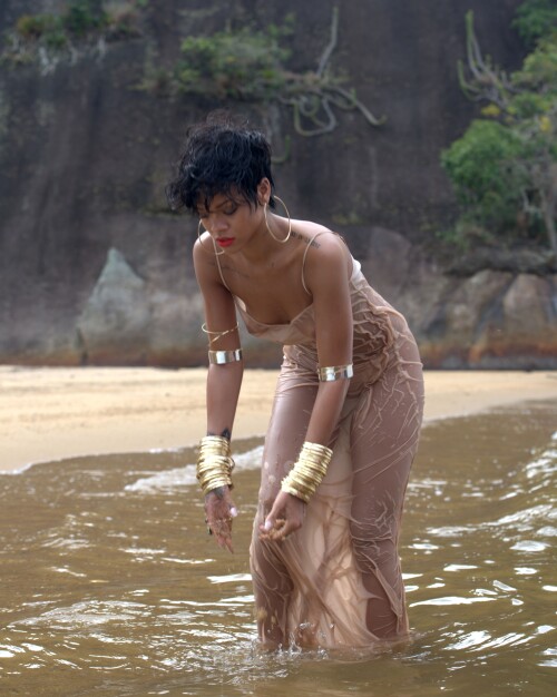 Rihanna MENZCHB oa1a2bc13f4803352
