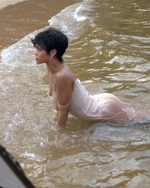 Rihanna MENZCKD obcf5ab470c7e7b60