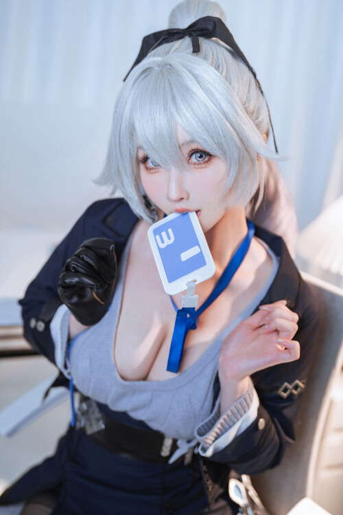 Rioko--cosplay-Bronya-Zaychik-OL---Honkai-Impact-3-190de1aef64c274d8b