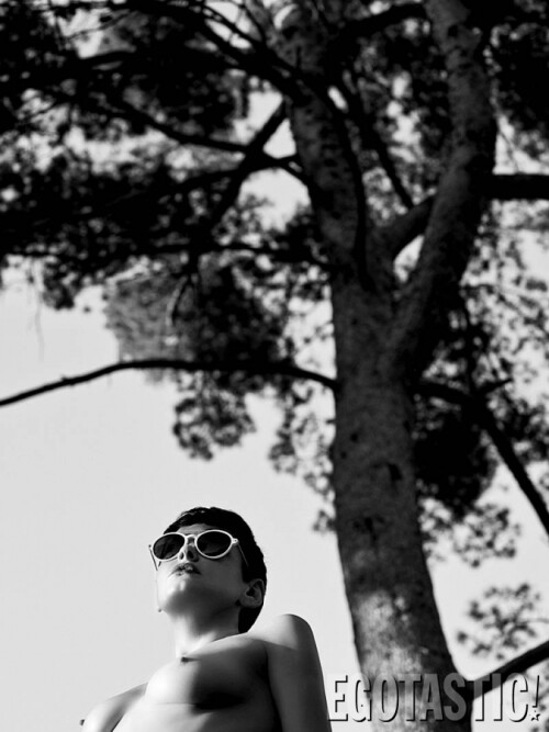 Rose McGowan Poses Nude For Flaunt Magazine 05 675x900