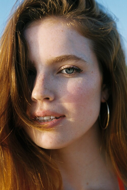 SCOOP-EMILY_DEYT_AYSAGE-PHOTOOFOLIVER-0010d5179356006519fd