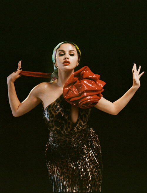 SELENA PEOPLE MAG 010