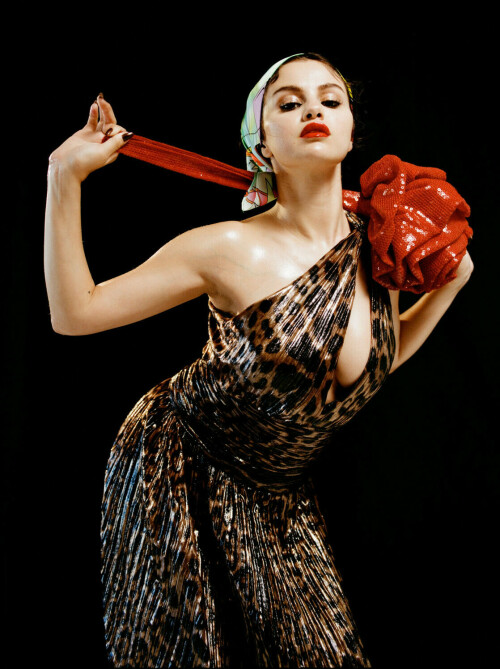 SELENA PEOPLE MAG 011