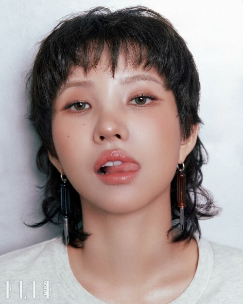 SOYEON x Coach for ELLE Korea D Edition Issue documents 5e8e99cb8c340bf96