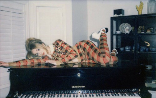 Sabrina Carpenter Cosmo 2