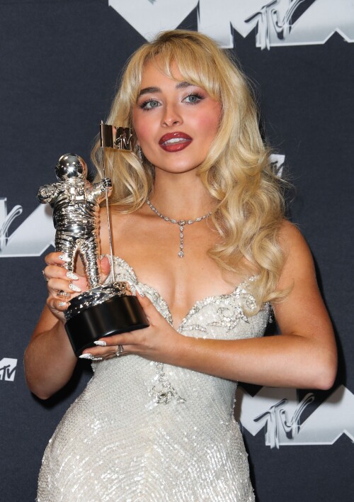 Sabrina Carpenter MTV VMA Backstage 2024 09 11 55b90af43c400d766