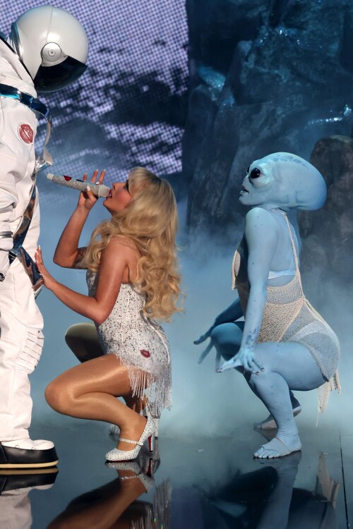 Sabrina Carpenter MTV VMA Show 2024 09 11 84aae06150c3e0770