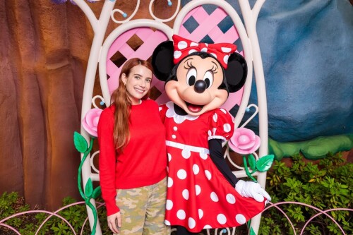 Screaming seeing these two queens together at Disneyland EmmaRoberts4b2f3016e43abaa8