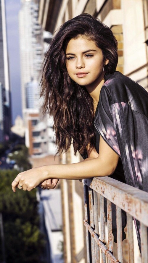 Selena Gomez R012888f134005c120a2
