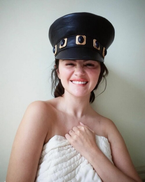 Selena Gomez R0225fb6a42872cb151f