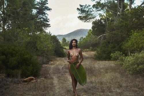Shanina Shaik x Mariano Vivanco 1040dbacd8650698c7
