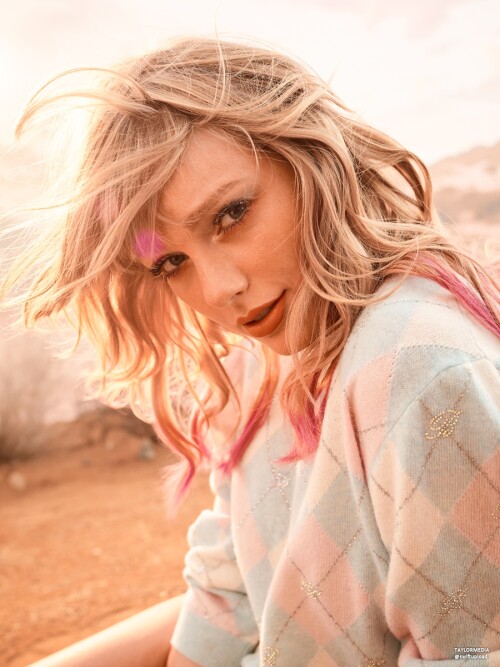 Taylor Swift R0335aa6dc78a3adcdc6