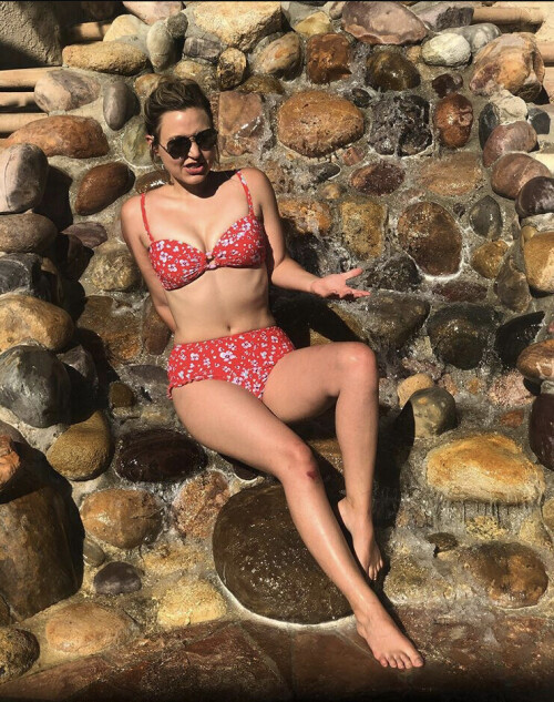 Taylor Tomlinson Feet 5215519f2a31e2ad193764e