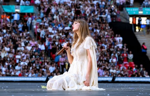Taylor Swift The Eras Tour in London 06 22 2024 6 4895ebeaeeda68ca