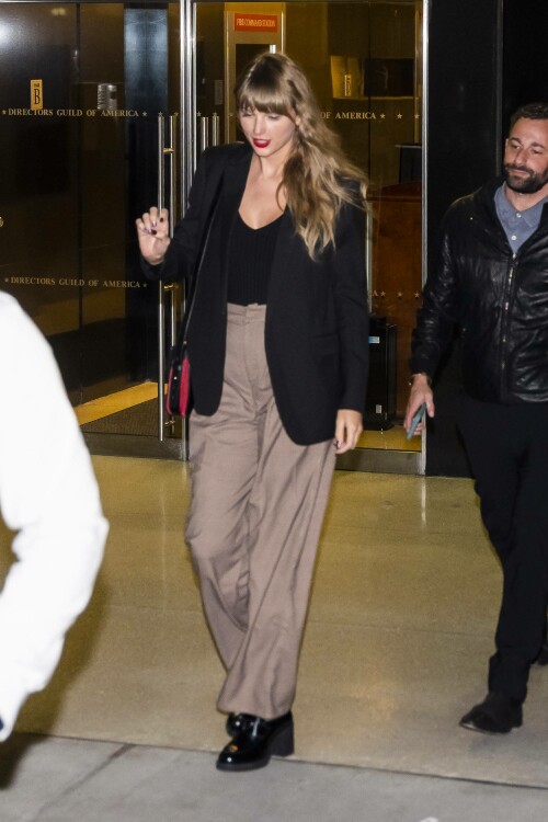 Taylor Swift 221010 Banshees of Inisherin NYC 8 