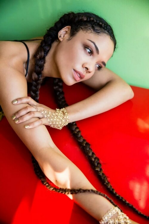 Tessa Thompson 07a6d47ab3052bba51