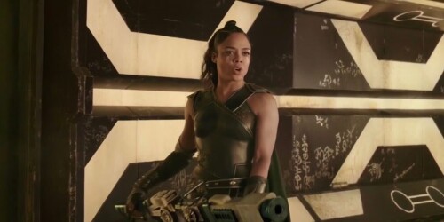 Tessa Thompson as Valkyrie with gun in Thor Ragnaroke1d94337efe51548