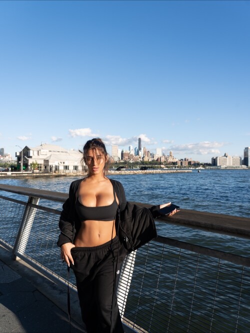 The big Apple got a twin 1eef3d75cf5a5f8a3