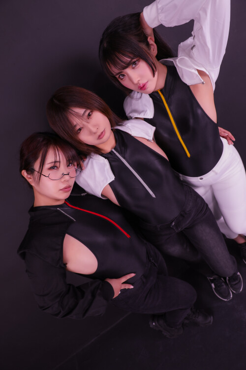 Three Juicy 03e7a251f031c3c67c