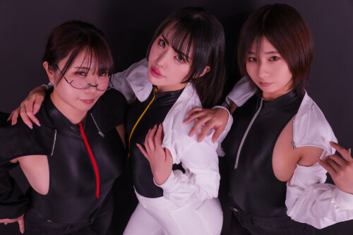 Three Juicy 04e54c043020138748