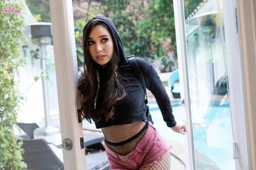 TwistysHard Karlee Grey Little Runaway 2018 06 03 001 20009f1b0356fbf161ba