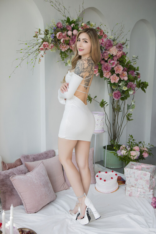 White-dress-7cf744228c64fa478