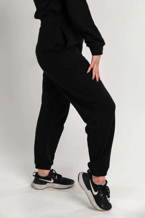 WomenSweats Black 2000pxForWeb 48a0eb430f172b0ed4