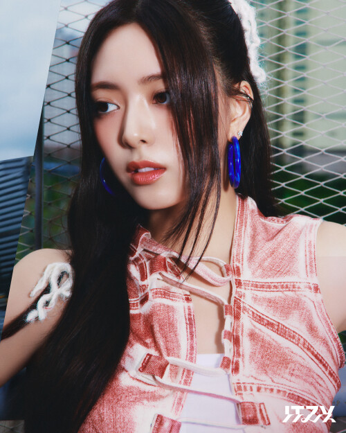 YUNA 2024 10 02 ITZY GOLD ALBUM CONCEPT PHOTO 4 1f5909d374b38b7af