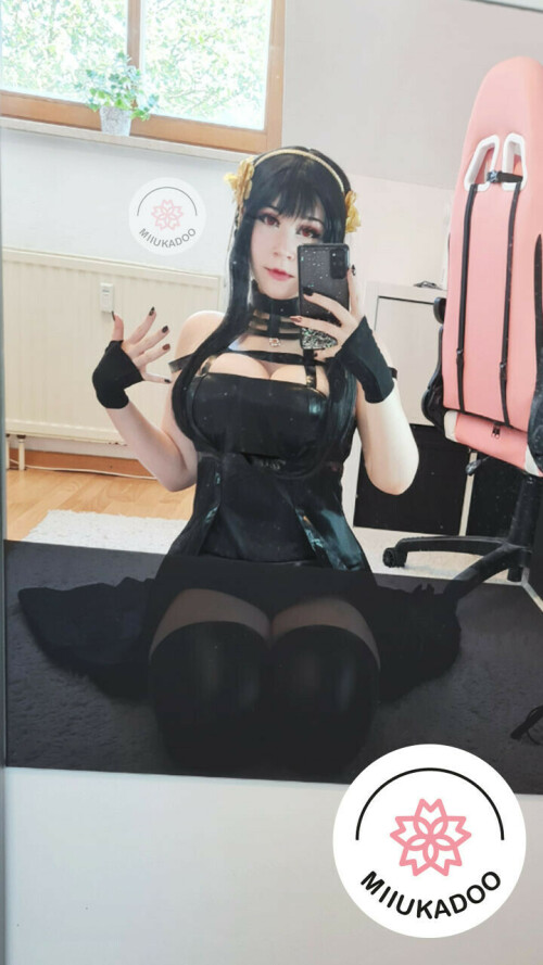 Yor Forger 433a423b5a765a1b5