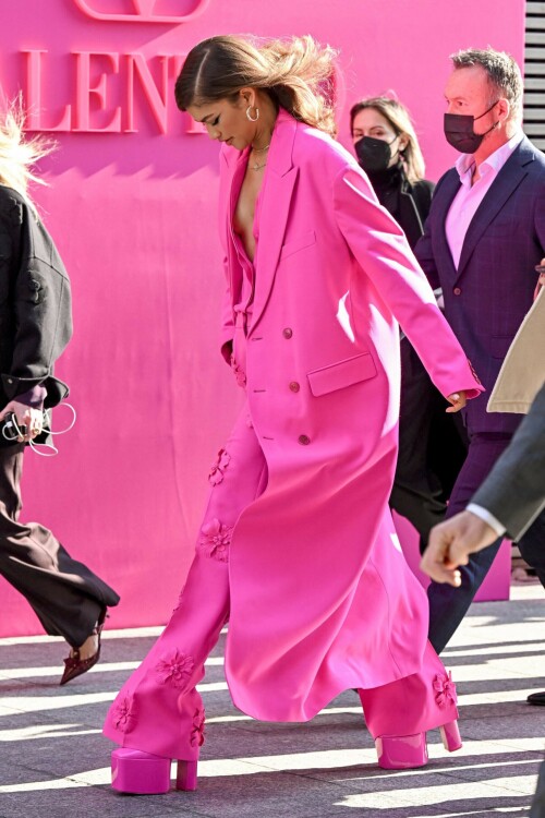 Zendaya Sexy Braless Boobs 31 scaleddc91e3427f9bfe9f